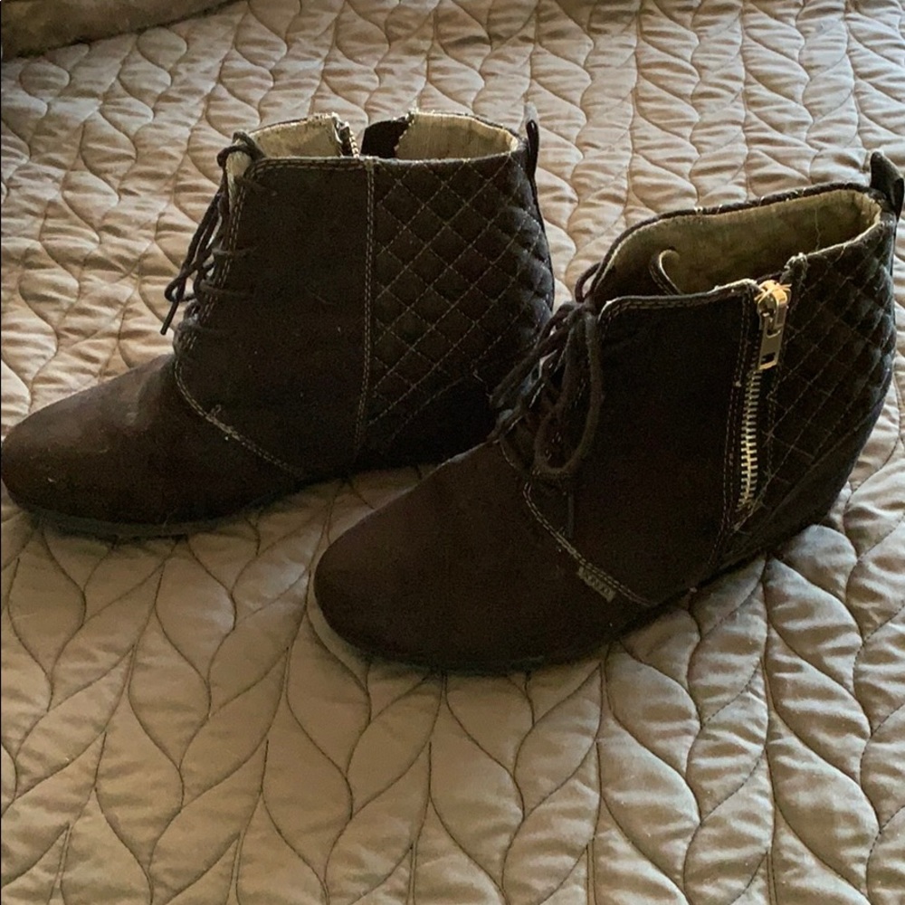Back velvet wedges